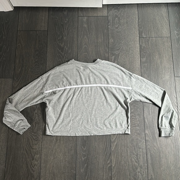 Woman’s Nike crop long sleeve - Picture 4 of 5